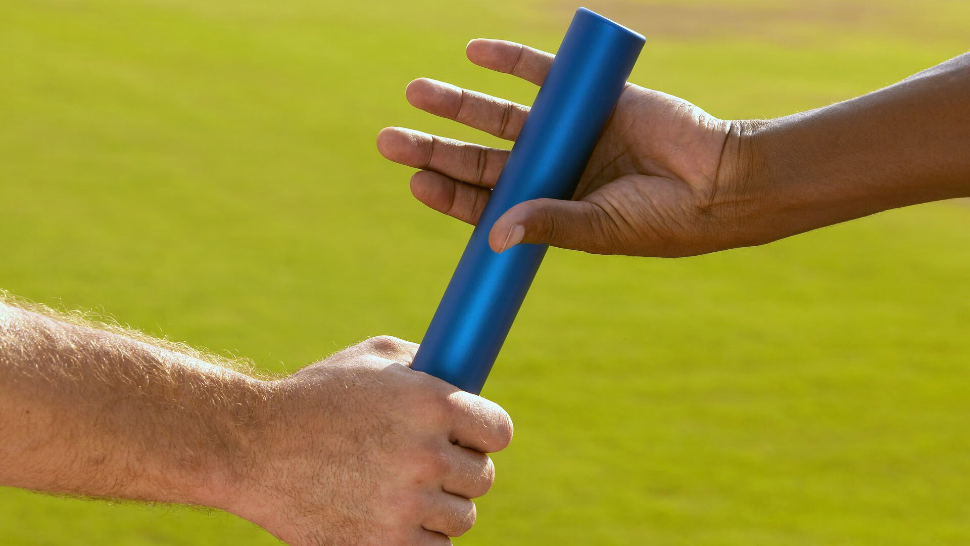 电竞产业蓬勃发展，全球总决赛创收视新高，职业选手年薪破千万